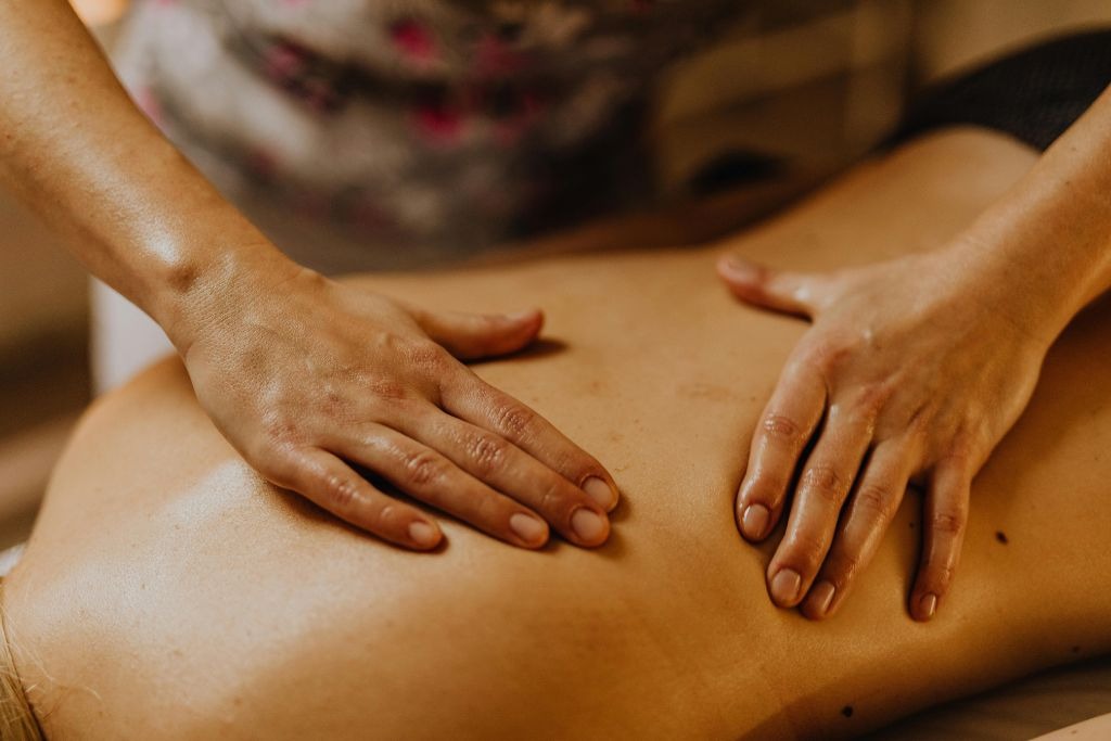 How To Give A Soothing Back Massage: Step-By-Step Guide 1 Soothing Back Massage