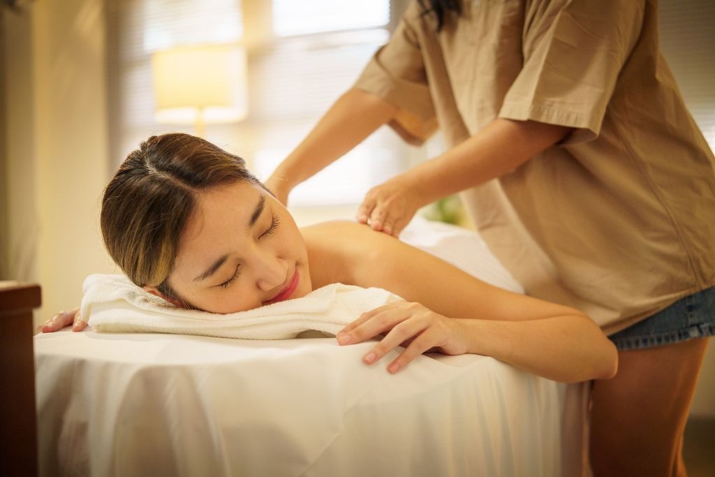 How To Give A Soothing Back Massage: Step-By-Step Guide 2 Soothing Back Massage